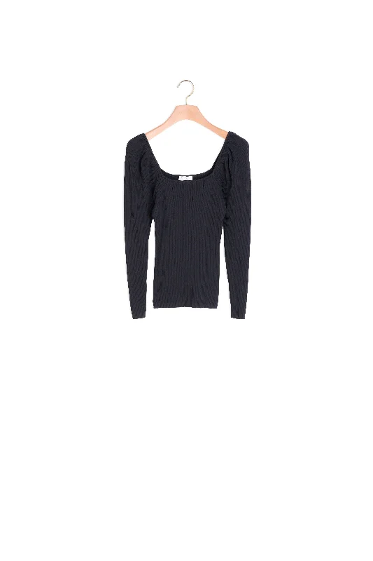 cable knit women cardigan with intricate patternsPull à côtes et encolure carrée