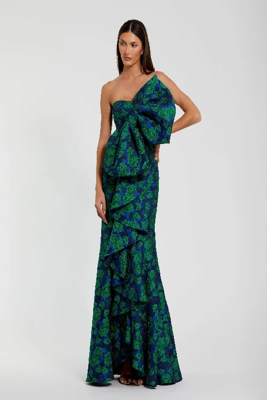 Halter Neck Women Dress to Show Off the Shoulders and Neckline Halter Neck Women Dress to Show Off the Shoulders and Neckline Mac Duggal 27593 Halter Neck Women Dress to Show Off the Shoulders and Neckline Halter Neck Women Dress to Show Off the Shoulders and Neckline Mac Duggal 27593