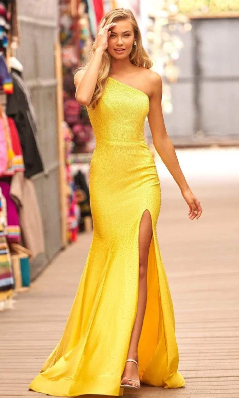 Sequined formal dresses with open backs for a sexy prom styleSherri Hill - 54853 One Shoulder Beaded Gown Sequined formal dresses with open backs for a sexy prom styleSherri Hill - 54853 One Shoulder Beaded Gown