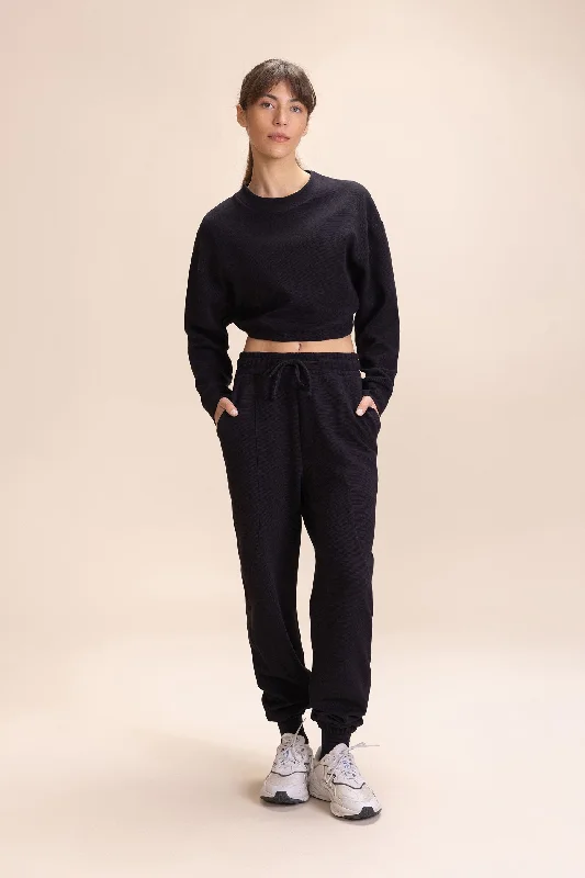 Oversized women's wool coats in a monochromatic look for a trendy outfitSleek Long Sleeve Crop Sweatshirt Oversized women's wool coats in a monochromatic look for a trendy outfitSleek Long Sleeve Crop Sweatshirt